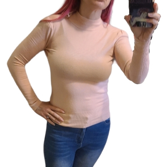 🍒2/$30-Moda international open back sweater - Picture 2 of 6